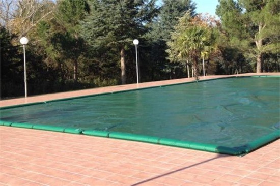 ABOVE GROUND MANUAL SWIMMING POOL COVERS, Above-ground manual cover with water pockets for support